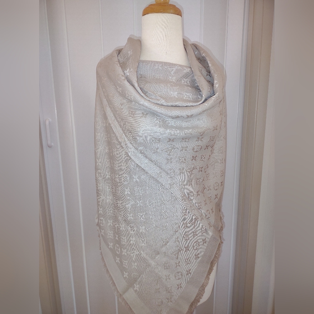 Louis Vuitton Monogram Chale Shawl - Picture 5 of 9